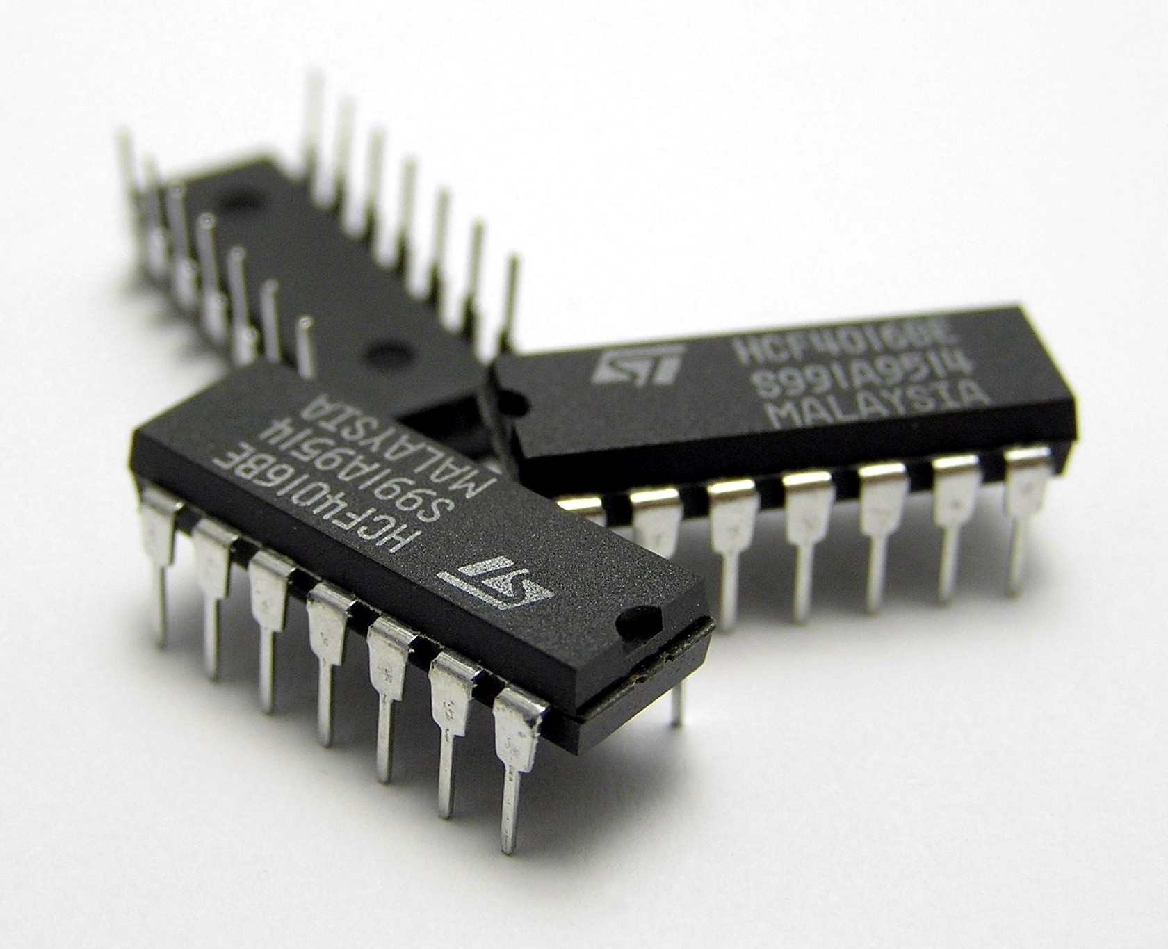 Three_IC_circuit_chips.JPG